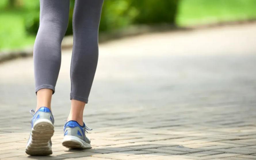 Odborníci prezradili, koľko krokov by mali seniori denne urobiť. Mýtus o 10 000 krokoch padol